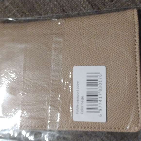 Foldie Beige Passport Cover – Slim, Stylish & Secure Travel Essential - Picture 2 of 3